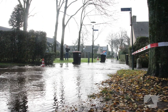 Straat onderwater door gesprongen waterleiding