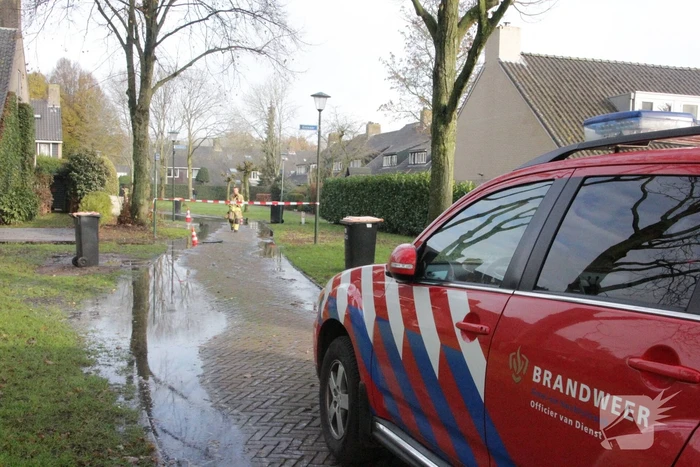 Straat onderwater door gesprongen waterleiding