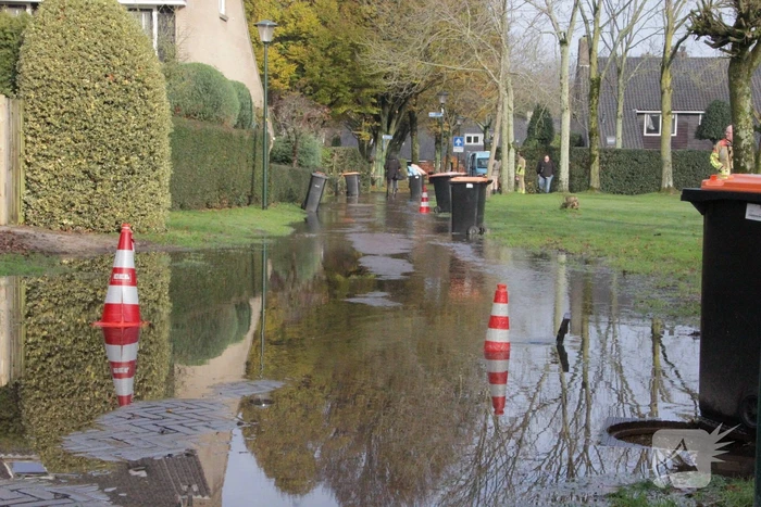 Straat onderwater door gesprongen waterleiding