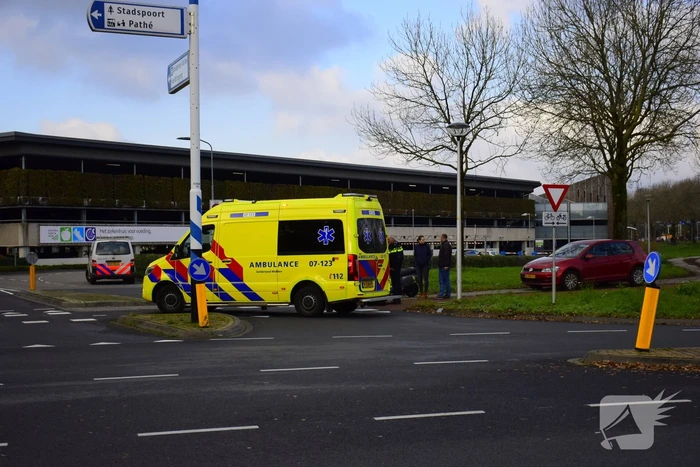 Scooterrijdster voor ziekenhuis aangereden