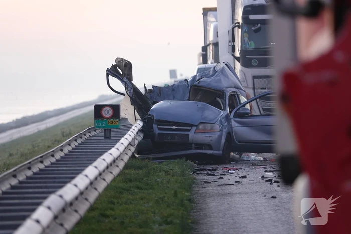 Weg in beide richtingen afgesloten vanwege dodelijk ongeval