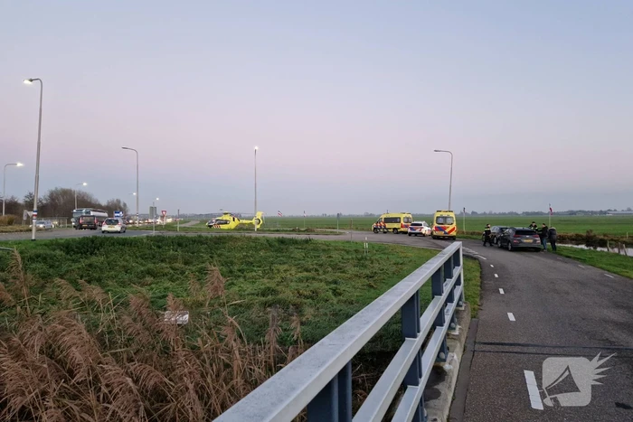 Traumahelikopter landt bij verkeersrotonde