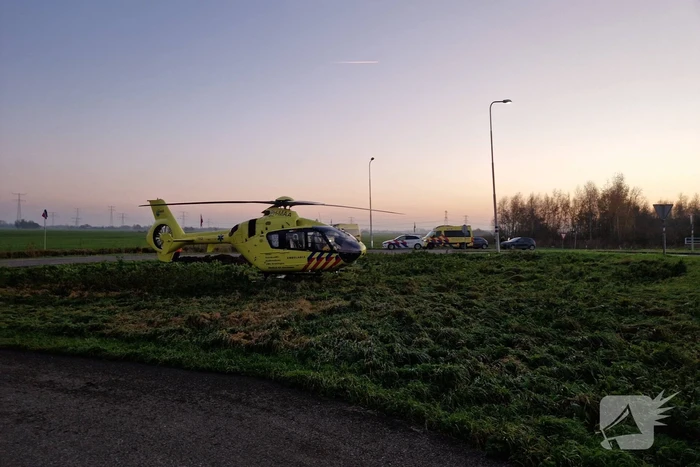 Traumahelikopter landt bij verkeersrotonde