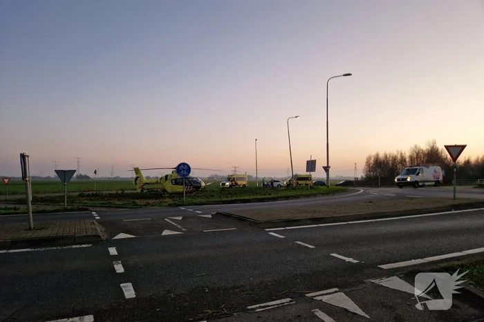 Traumahelikopter landt bij verkeersrotonde