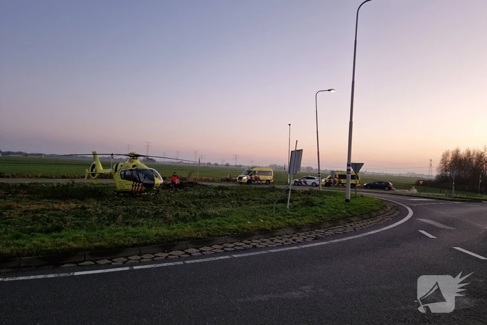 Traumahelikopter landt bij verkeersrotonde