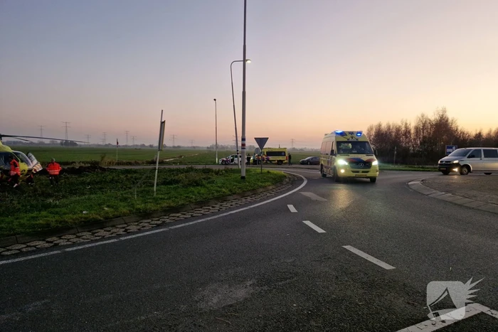 Traumahelikopter landt bij verkeersrotonde