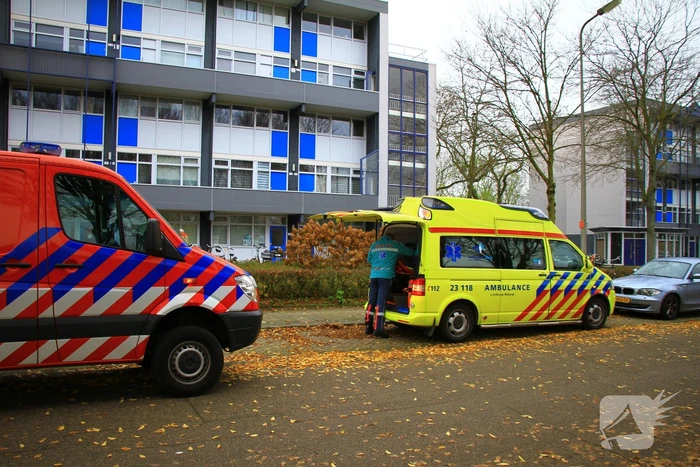 Bewoner raakt onwel in flatwoning