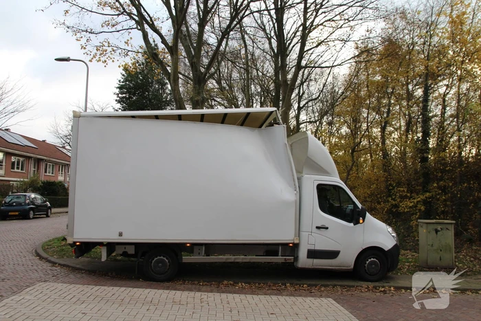 Te hoge bakwagen klapt tegen viaduct