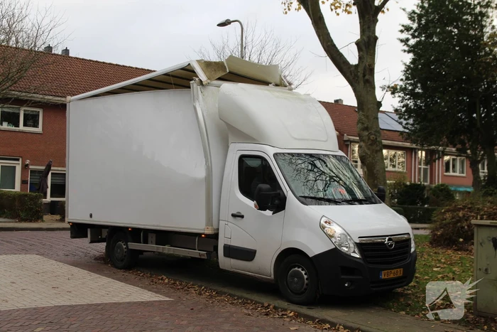 Te hoge bakwagen klapt tegen viaduct
