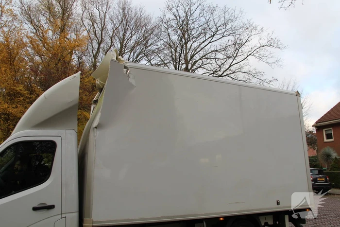 Te hoge bakwagen klapt tegen viaduct