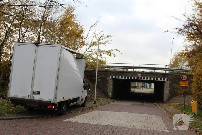 Te hoge bakwagen klapt tegen viaduct