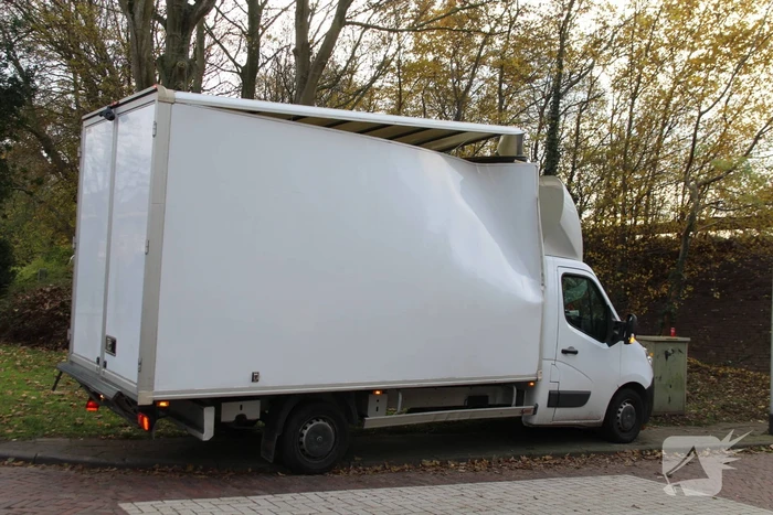 Te hoge bakwagen klapt tegen viaduct