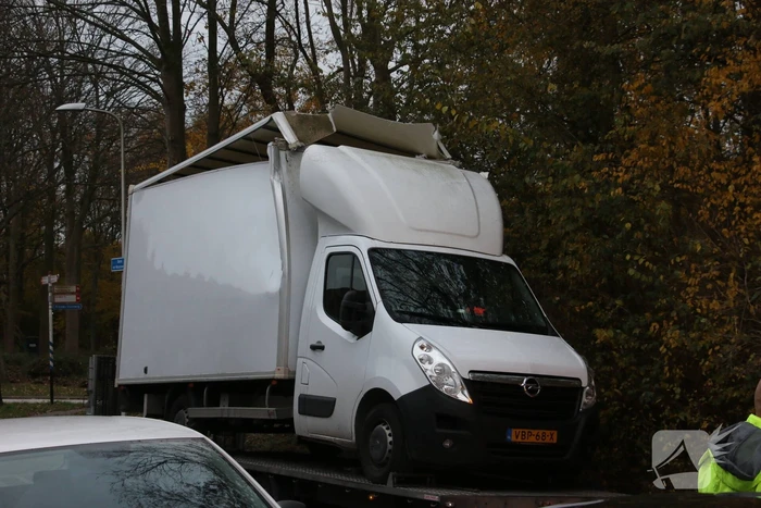 Te hoge bakwagen klapt tegen viaduct