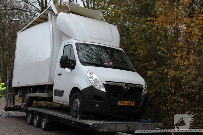 Te hoge bakwagen klapt tegen viaduct