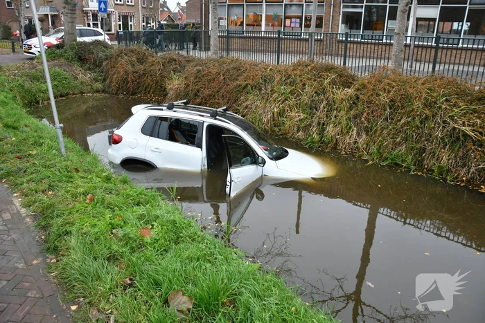 Hulpdiensten rukken groots uit voor voertuig te water