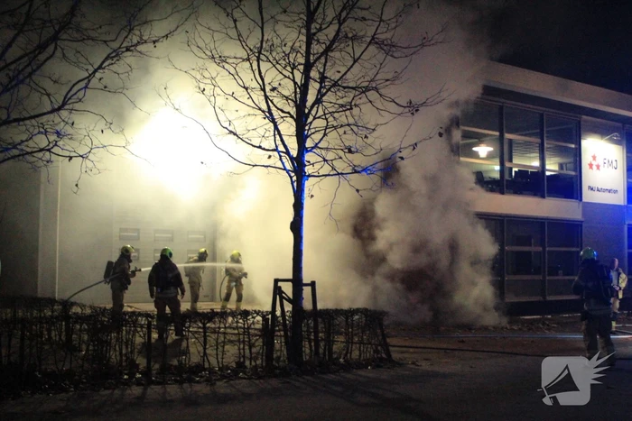 Brand in container tegen pand