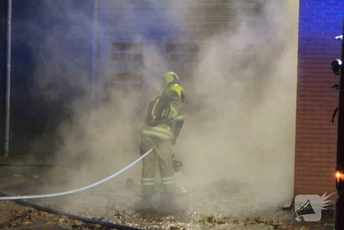 Brand in container tegen pand