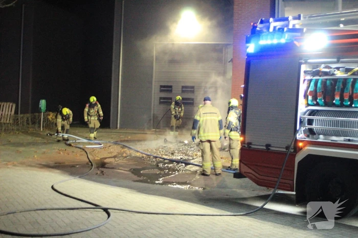 Brand in container tegen pand