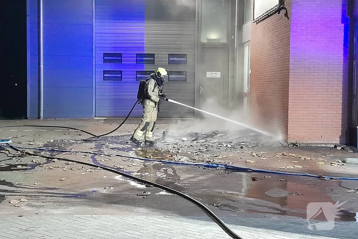 Brand in container tegen pand