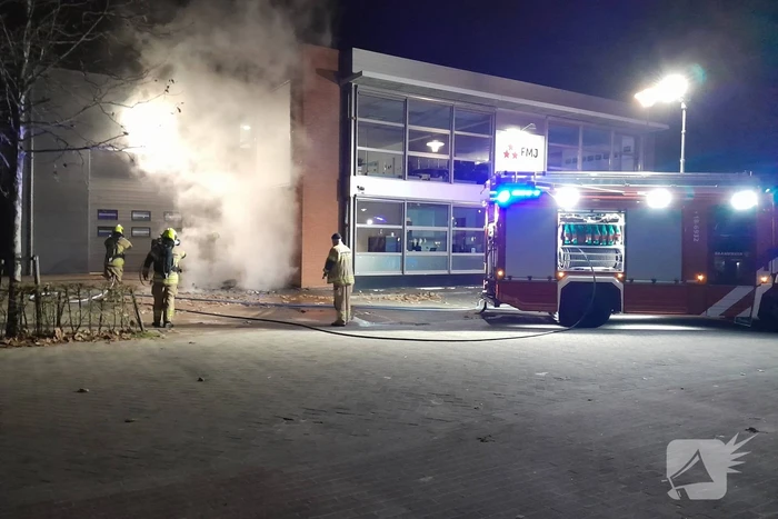 Brand in container tegen pand