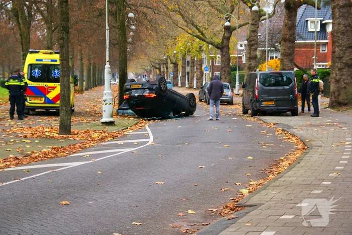 Auto slaat over de kop na aanrijding