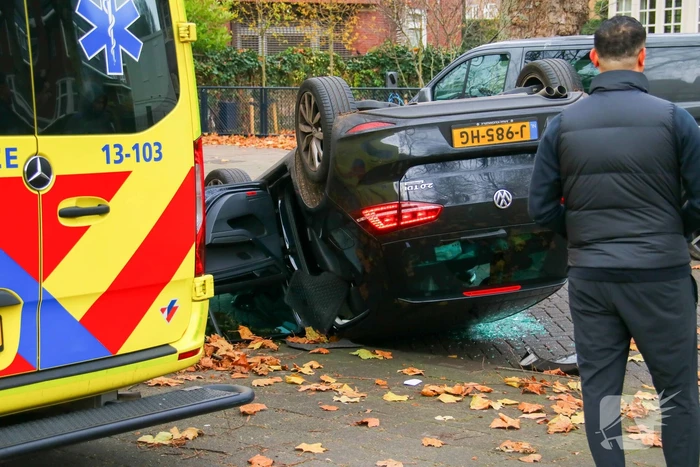 Auto slaat over de kop na aanrijding