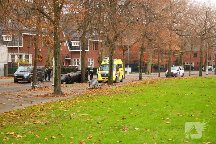 Auto slaat over de kop na aanrijding