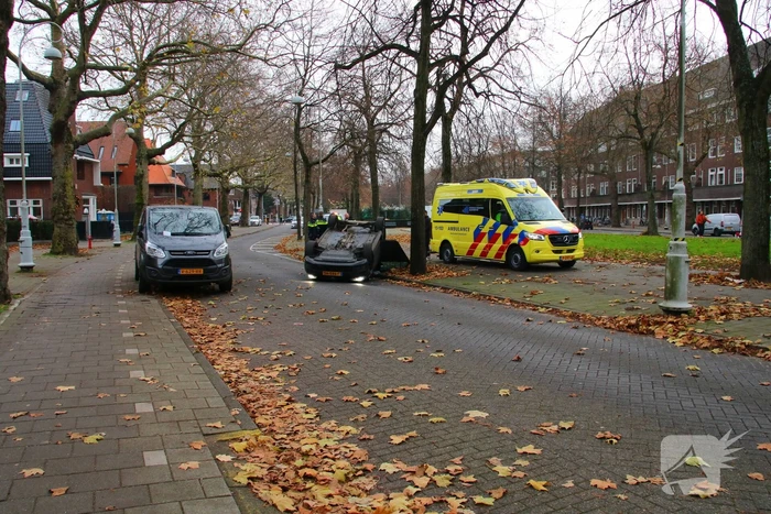 Auto slaat over de kop na aanrijding