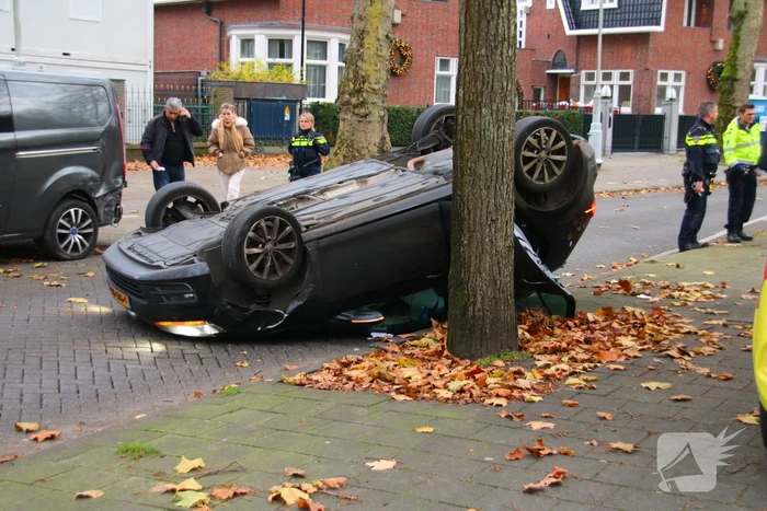 Auto slaat over de kop na aanrijding