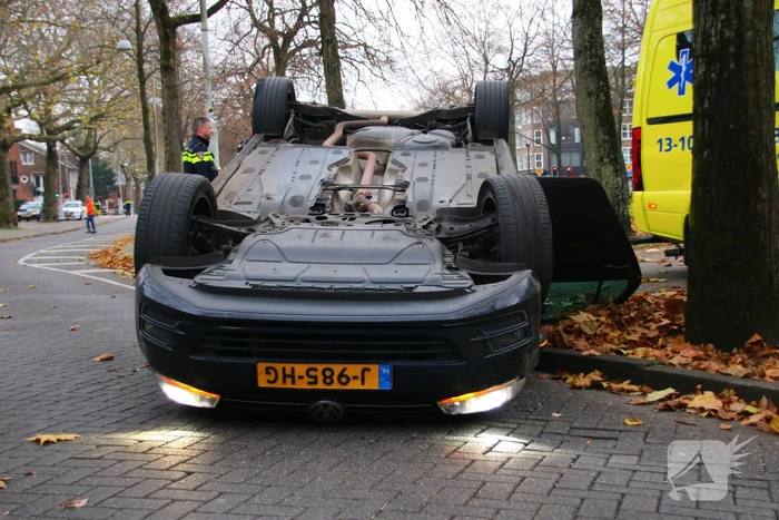 Auto slaat over de kop na aanrijding