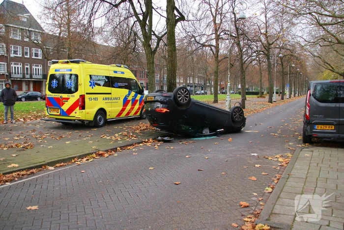 Auto slaat over de kop na aanrijding