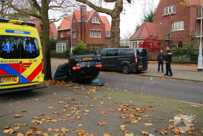 Auto slaat over de kop na aanrijding