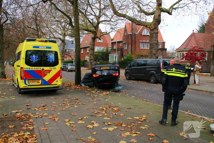 Auto slaat over de kop na aanrijding
