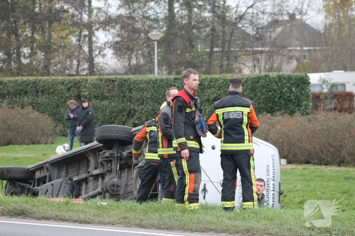 Bestelbus belandt in sloot