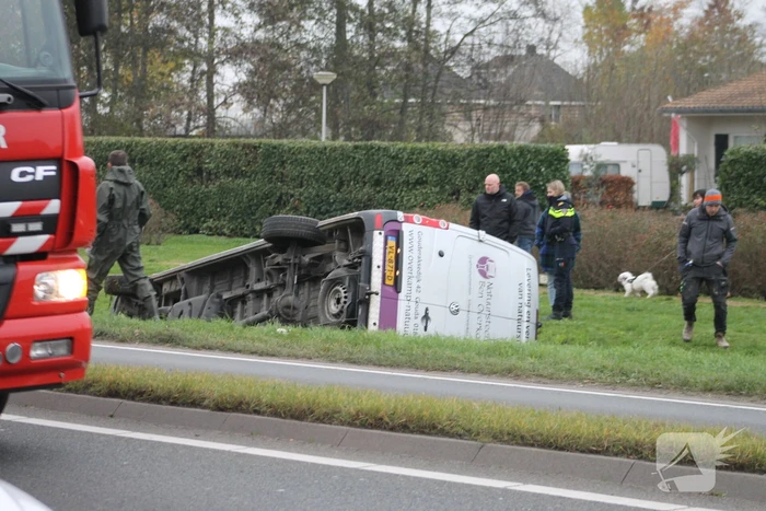 Bestelbus belandt in sloot