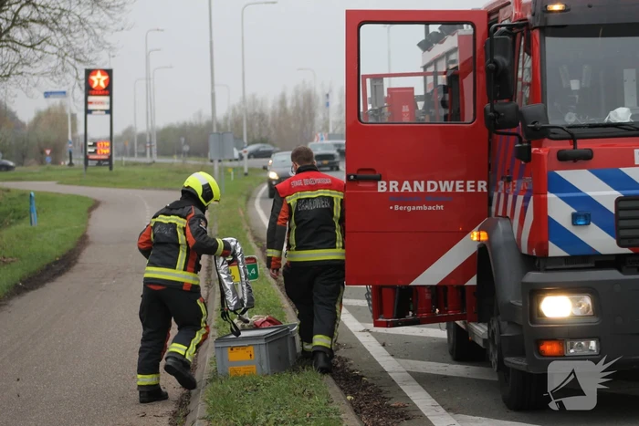 Bestelbus belandt in sloot