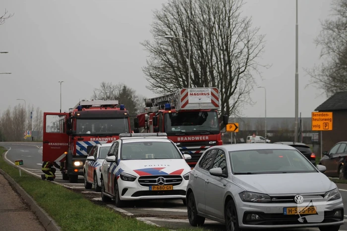 Bestelbus belandt in sloot