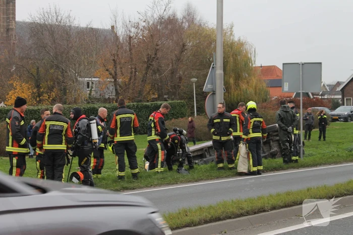 Bestelbus belandt in sloot