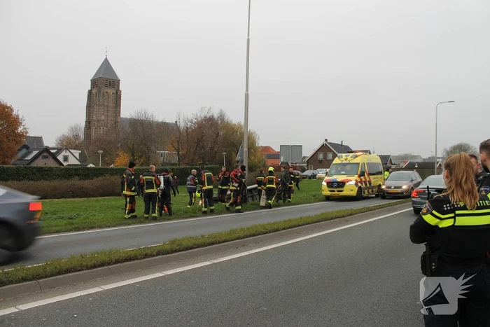 Bestelbus belandt in sloot