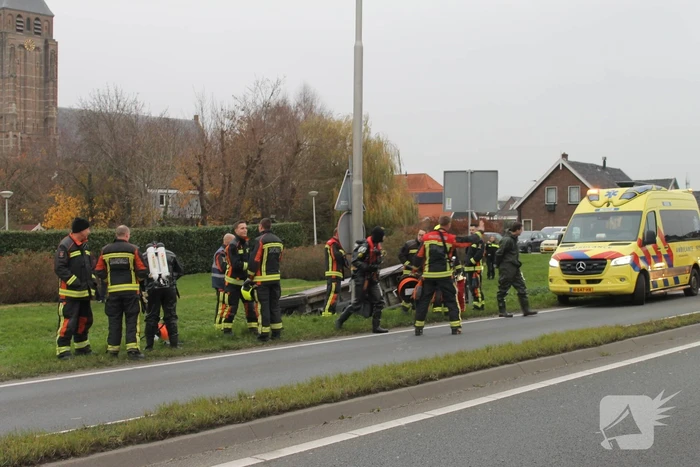 Bestelbus belandt in sloot