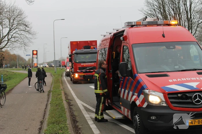Bestelbus belandt in sloot