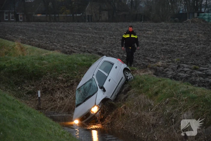 Auto raakt van de weg en belandt in sloot