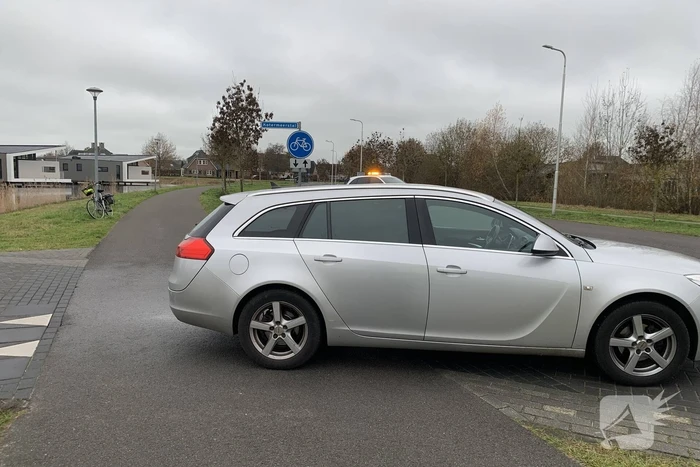 Overstekende fietser aangereden door auto