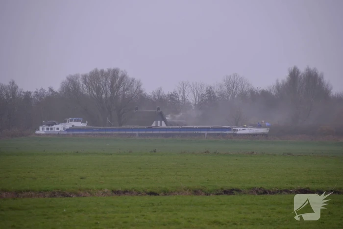 Brandweer blust brand met boot