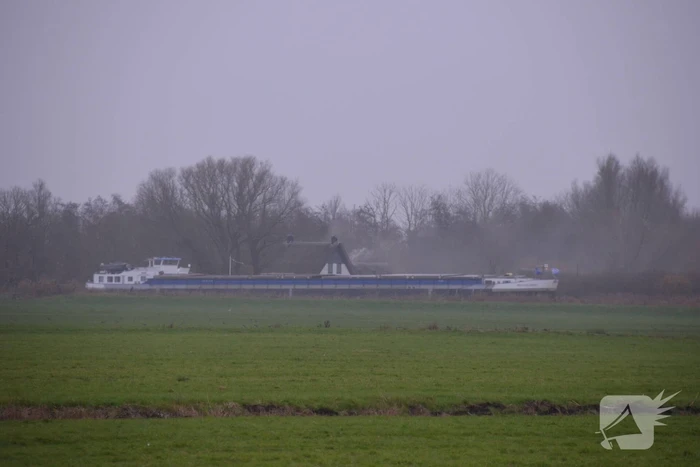 Brandweer blust brand met boot