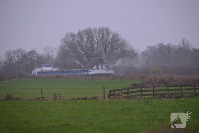Brandweer blust brand met boot
