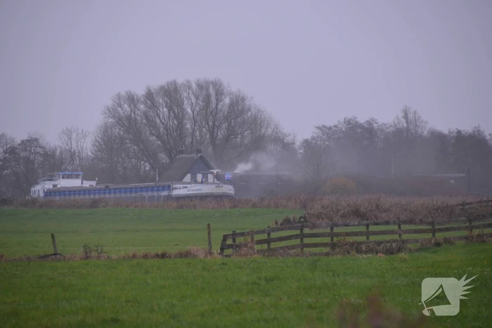 Brandweer blust brand met boot