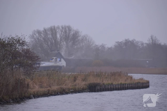 Brandweer blust brand met boot
