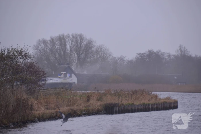 Brandweer blust brand met boot