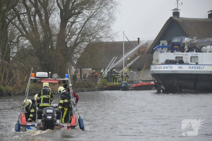 Brandweer blust brand met boot